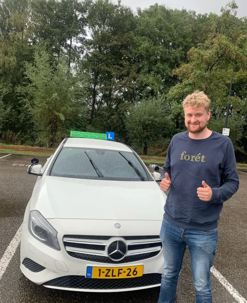Geslaagde studente met rijbewijs B na automaat opleiding in Leiden