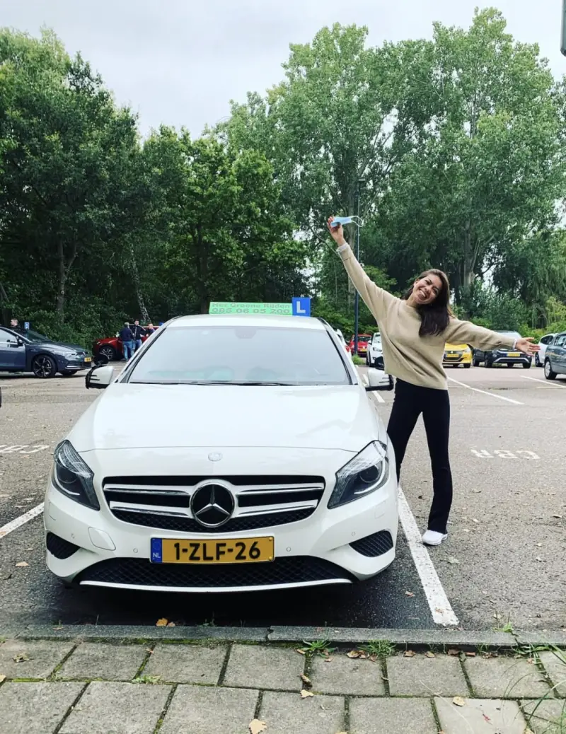 Recent geslaagde leerling na automaat rijles en CBR-examenvoorbereiding