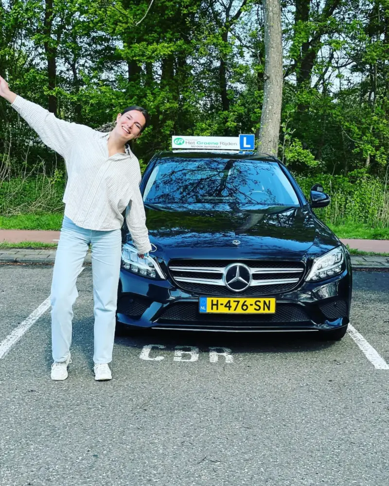 Geslaagde leerling met CBR rijbewijs na automaat rijles bij Automaat Rijschool Leiden