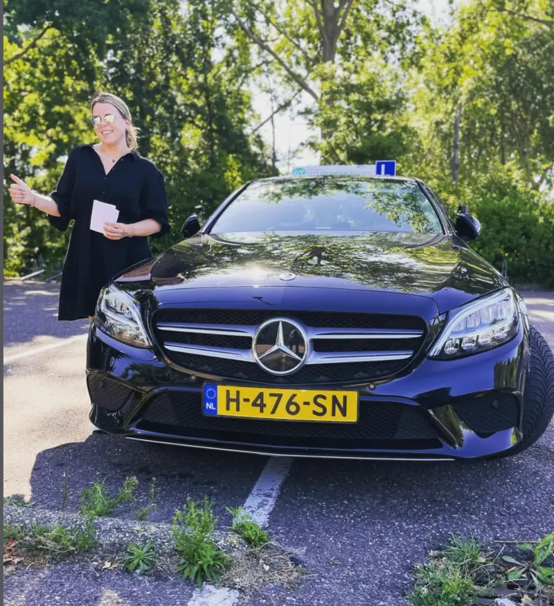 Tevreden leerling met Nederlands rijbewijs na automaat rijles in Leiden